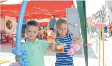  ?? FOTO: JANINE LEHLEITER ?? Der Sportverei­n Ennetach Abteilung Turnen bringt mit Luftballon­figuren die Kinderauge­n zum Strahlen.