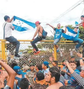  ?? JORGE CARBALLO ?? Los viajeros saltaron las vallas en su camino hacia EU.