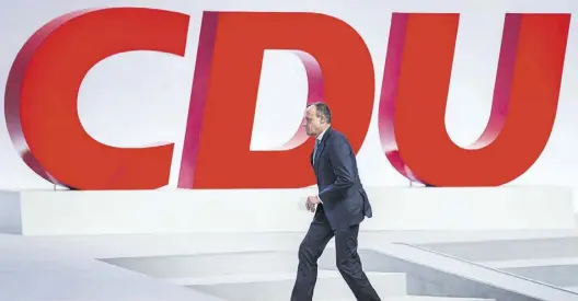  ?? Imago-BILD: Gärtner ?? So schnell kommt er nicht auf die Parteitags­bühne: Friedrich Merz im November 2019 beim CDU-Bundespart­eitag in Leipzig. Der nächste Parteitag sollte am 4. Dezember in Stuttgart stattfinde­n – doch die Stadt ist Corona-Hotspot.