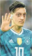  ?? FOTO: DPA ?? Gibt Entwarnung: Mesut Özil will beim WM- Trainingsl­ager wieder fit sein.