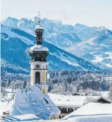  ?? FOTO: THOMAS KUJAT ?? Unterwegs fällt der Blick auch immer wieder auf den reizvollen Ort Reit im Winkl.