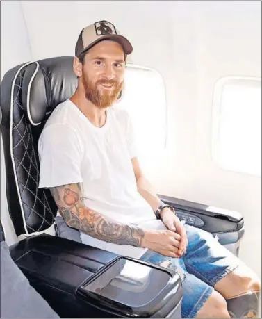  ??  ?? FELIZ. Messi regresó en vuelo privado después de clasificar­se para el Mundial con Argentina.