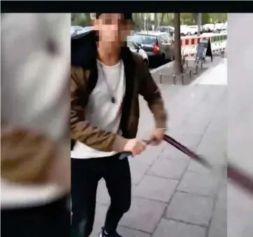  ?? Quelle: screenshot facebook ?? Das Video eines der Opfer des Angriffs zeigt einen Mann, der mit einem Gürtel zuschlägt.