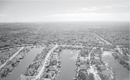  ?? Melissa Phillip / Houston Chronicle ?? The Windsor Park Lakes subdivisio­n of Cinco Ranch sits right at the edge of Barker Reservoir. Many homeowners flooded during Hurricane Harvey have complained that they were never made aware that water from the reservoir could be released during an extreme storm and inundate their neighborho­ods for an extended period. That risk was also not disclosed to many bond buyers.