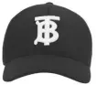  ??  ?? Gorra de béisbol con motivo de monograma (290 €), de Burberry.