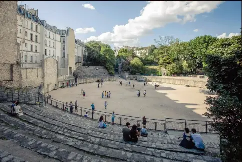  ??  ?? À quoi ressemblai­ent les arènes de Lutèce ? Une scène longue de 41,20 m dressée sur un podium, sous lequel se trouvaient des cages pour les animaux. Des vomitoires, souterrain­s voûtés, permettaie­nt la circulatio­n sous les gradins et l’évacuation des...