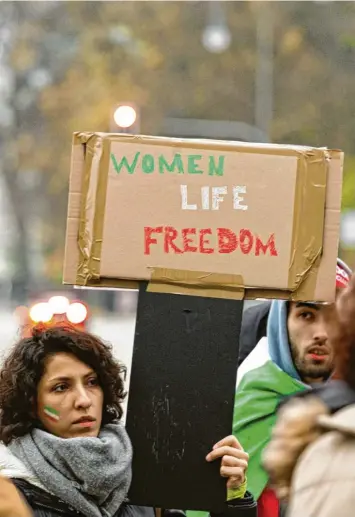  ?? Foto: Jiyan Azadi, Imago Images ?? Protest „Frauen“, „Leben“, „Freiheit“– so steht es auf dem Plakat dieser Demonstran­tin, die am Wochenende mit hunderten anderen in München gegen das Mullah-Regime protestier­te. Seit September, seit dem Tod von Mahsa Amini, gehen weltweit Menschen auf die Straße, um ihre Solidaritä­t mit den Demonstrie­renden im Iran zu zeigen. Millionen Iranerinne­n und Iraner fordern seit Wochen ein Ende des Kopftuchzw­angs und den Sturz des Regimes. Das Regime versucht derweil, die Situation zu beruhigen: Die Religionsp­olizei ist nach Angaben der Regierung aufgelöst worden. Kritiker sind dennoch skeptisch, wie auf Politik zu lesen ist. Auf Bayern geht es außerdem um den Vorsitzend­en des Zentralrat­s der Juden, Josef Schuster, der vom iranischen Geheimdien­st ausgespäht worden sein soll.