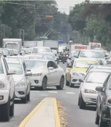  ??  ?? TIEMPO SOBRE ASFALTO. Así lucía ayer el tráfico en la Avenida Vallarta debido a la manifestac­ión en la Minerva por choferes de Uber.