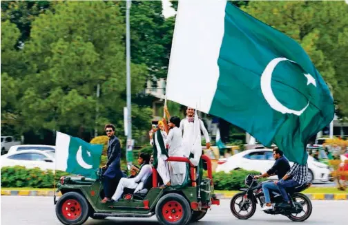  ?? Associated Press ?? ↑
Residents celebrate the Pakistan Independen­ce Day in Islamabad on Friday.