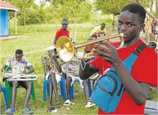  ?? FOTOS: JOSÉ IGNACIO MARTÍNEZ RODRÍGUEZ ?? Miembros de la banda con sus instrument­os durante un ensayo.