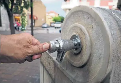  ?? PERE DURAN / NORD MEDIA ?? El agua no se puede beber ni usar para cocinar (en la foto, una fuente con el suministro cortado)