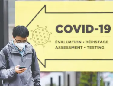  ?? RYAN REMIORZ / THE CANADIAN PRESS ?? A sign directs people to a COVID-19 testing clinic in Montreal. Quebec's public health institute on Friday urged residents to shrink their social circles even further.