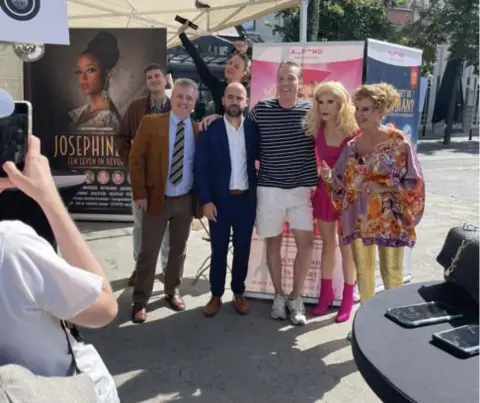  ?? FOTO ID ?? Op de foto gaan met artiesten zoals Ivan Pecnik, Jo Hens, Helle Vanderheyd­en en Loes Van den Heuvel van bleek een populaire bezigheid tijdens het Cultuurwee­kend.
Legally Blonde,