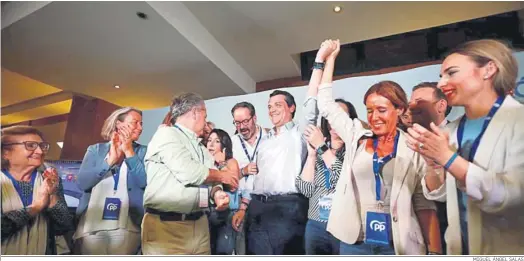  ?? MIGUEL ÁNGEL SALAS ?? José María Bellido, arropado por los miembros de su candidatur­a, celebra su mayoría absoluta.