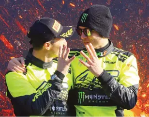  ?? LAPRESSE ?? Valentino Rossi, 36 anni, con Carlo Cassina, 45 anni, il navigatore: festeggian­o il poker sul podio