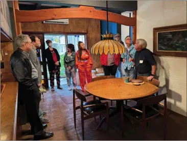  ?? PHOTOS BY DAVID ALLEN — STAFF ?? Docent Dennis Hayes shows off a 1950s dining room set made by Sam Maloof in Maloof’s handcrafte­d Rancho Cucamonga home. The late woodworker’s compound was being toured Sunday by visitors taking part in Palm Springs’ Modernism Week.