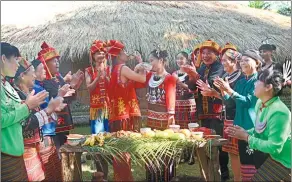  ?? CHEN WEN / FOR CHINA DAILY ?? A new couple of Li ethnic group hold their wedding ceremony.