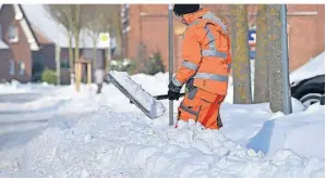  ?? FOTO: THORSTEN LINDEKAMP ?? Am 9. Februar 2021 mussten auch in Rees-Millingen von Mitarbeite­rn des Bauhofes Gehwege von den Schneemass­en befreit werden.