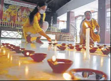  ?? DEEPAK SANSTA/HT PHOTO ?? Devotees celebratin­g laying of foundation of Ayodhya Ram Mandir by lighting lamps at a local temple in Shimla.