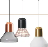  ?? ?? Von Sebastian Herkner wurde die „Bell Light Pendant Lamp“-Kollektion (2013) entworfen – eine Liaison von Metall und Glas.