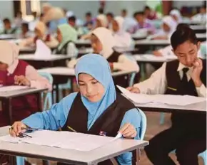  ?? PIC BY GHAZALI KORI ?? Pupils sitting Ujian Pencapaian Sekolah Rendah at SK Sultan Sulaiman 2 in Kuala Terengganu yesterday.