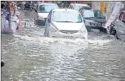  ?? DEEPAK GUPTA/HT PHOTO ?? A waterlogge­d street near Ganeshganj in Lucknow after rains on Sunday.