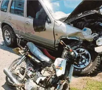  ?? FOTO: ?? KEADAAN SUV dan motosikal mangsa yang remuk dalam kemalangan.