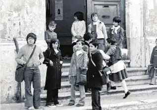  ??  ?? Bambini italiani all’ingresso di una scuola elementare nel 1975: è lo stesso anno scolastico frequentat­o dai protagonis­ti dell’inchiesta sul cambio di sesso raccontata nell’articolo