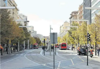  ?? ÁNGEL DE CASTRO ?? El paseo Independen­cia, sin apenas gente, es una imagen poco usual para un 12 de octubre.