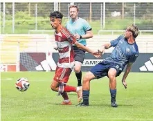  ?? FOTO: RALPH-DEREK SCHRÖDER ?? Fortunas A-Jugendlich­er Ronay Arabaci setzt sich gegen den Paderborne­r David
Stamm durch.