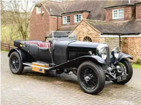  ??  ?? Bentley en el punto de mira. Bonhams sacó a la venta este 4 1/2 Litros (1928) que no alcanzó los 420.000 € en que estaba valorado. Sí remató un 3 Litros Roadster (1927) por 250.000 €.