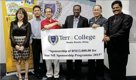  ??  ?? Let’s learn English: From left, yeoh, lim, Soo, dr Thambiraja­h, Prof Ho and Prakash during the mock cheque presentati­on at Terra College in Klang.