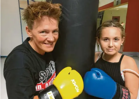  ?? Foto: Sybille Schuster ?? Abgekämpft, aber stolz. Die dreifache Weltmeiste­rin Tina Schüssler hat der 14-jährigen Nele, die an Blutkrebs erkrankt war, ein gemeinsame­s Boxtrainin­g versproche­n. Jetzt konnte es endlich eingelöst werden.
