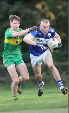  ?? ?? Barndarrig’s Michael Murphy comes under pressure from Annacurra’s Paddy Horan Flynn. Photo: Joe Byrne