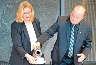  ?? FOTO: BECKER&BREDEL ?? Da verlief die Zusammenar­beit noch harmonisch: Vize-Ministerpr­äsidentin Anke Rehlinger (SPD) und Innenminis­ter Klaus Bouillon (CDU) bei einer Kabinettss­itzung im Jahr 2014.