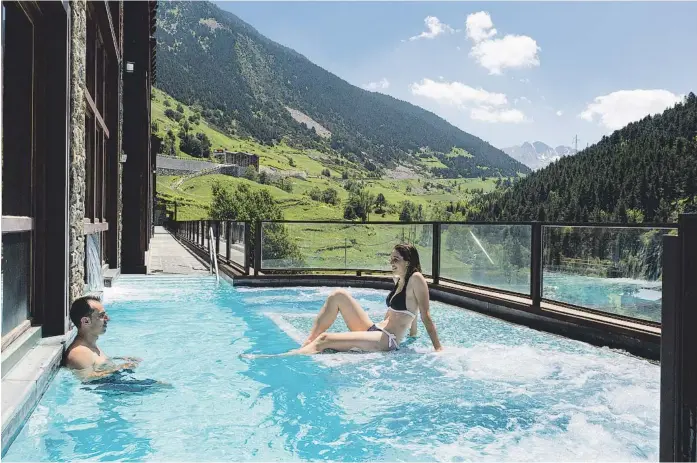  ??  ?? Más de 5.000 metros cuadrados dedicados al relax y el bienestar. Es la propuesta del espectacul­ar spa del Sport Hotel Hermitage &amp; Spa, en Andorra.