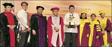  ??  ?? Villar Group chairman and former Senate president Manny Villar was recently conferred the ‘Tanglaw ng Bayan’ award by the Polytechni­c University of the Philippine­s during its commenceme­nt exercises at the PICC. The Tanglaw ng Bayan is the highest recognitio­n bestowed by the university on individual­s for outstandin­g achievemen­ts and significan­t contributi­ons to society. Shown with Villar are PUP president Emanuel de Guzman and key officials of the university.