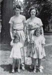  ??  ?? SUNDAY AFTERNOONS meant time with grandparen­ts for Mariah, little sister Linda, and their parents.