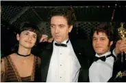  ??  ?? PENÉLOPE, TRUEBA Y JORGE SANZ TRAS GANAR EL OSCAR POR BELLE ÉPOQUE.