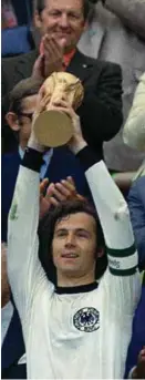  ??  ?? Franz Beckenbaue­r holder opp pokalen etter at Vest Tyskland slo Nederland 2-1 i VM-finalen i 1974.