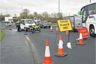  ?? Picture: Dougie Nicolson. ?? It is feared that the extra traffic passing residentia­l areas may have had public health implicatio­ns.