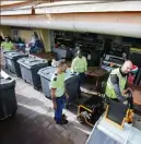  ??  ?? Une chaîne de poubelles pour continuer à évacuer débris et déchets.