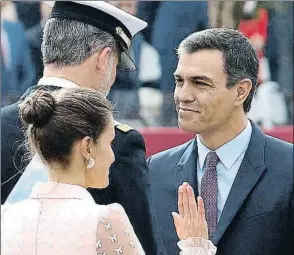  ?? BALLESTERO­S / EFE ?? Pedro Sánchez saluda el Rei a la celebració del 12 d’Octubre