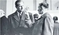  ?? FOTO: AUBERLEHAU­S ?? Der aus Trossingen stammende seinerzeit­ige Bundesmini­ster Hans Lenz (rechts) anno 1963 mit Prinz Philip.