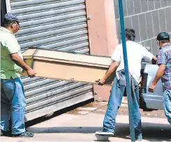  ?? FOTO: EL HERALDO ?? Momento en que familiares retiraban ayer los restos de las víctimas del ataque en la colonia La Rosa.