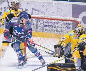  ?? FOTO: FELIX KÄSTLE ?? Ravensburg­s Carter Proft (links) tauchte mehrfach gefährlich vor dem Tor der Bayreuth Tigers auf. Bei einer Aktion gegen Goalie Tomas Vosvrda handelte er sich eine Zehn-Minuten-Strafe ein.