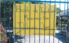  ??  ?? PANCARTA. Los maestros protestaro­n en los centros educativos.