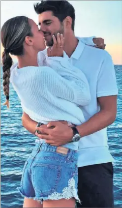  ??  ?? DE VACACIONES. Morata colgó ayer esta foto con su esposa.