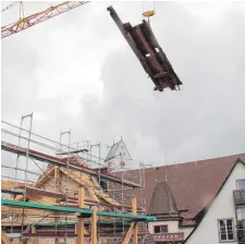  ?? FOTO: BRUNO JUNGWIRTH ?? Der Rückbau des Mohren ist weit gediehen. Die ersten beiden Stockwerke sind bereits weg. Ab und an sieht man auch ein Stück des Bodens am Himmel schweben.