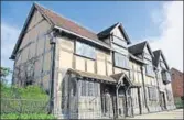  ?? VIA THE SHAKESPEAR­E BIRTHPLACE TRUST ?? William Shakespear­e’s birthplace at Henley Street, Stratfordu­ponAvon in England.